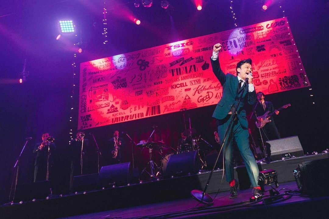 在日ファンクのインスタグラム：「#在日ファンク 主催のツーマンイベント『#ダチ 』開催決定です！  初回となる今回の『ダチ 2023 春』は、4月25日(火) 渋谷WWWにて開催します。  対バンは後日発表となりますので是非ご期待ください！  以下は浜野からのコメントです。  —————————  ウィ・ア・在日ファンク。結成15年にして至った。  （とも）”ダチ”が欲しいー  再生回数？いいや。不動のポジション？違う。 そんなことより ダチだ。 ここ何回か恵まれたツーマンイベントを組み合わせいただいた。奇跡だ。どのバンドも素晴らしくて勢いがあって圧倒的だった。でもなによりイベント後に彼らの元へ目を輝かせ敬意を持って 「素晴らしかったです！」 と絡みにいく我がメンバーたちがいた。例えばフェスのアーティストエリアなどでは半ば引きこもり状態（もちろん自分もだ）でケータリングだけ摂取して帰路につくメンバーたちがだ。類似するものたち徒党を組んで生きながらえようとするあのフェスのステージ裏の空気とは違い、そこにはキラキラした目で対バン相手を讃える中年ファンクの姿があった。 私はもう少しそんなメンバーたちの姿を目撃したい。そして自分もあれになりたい。 だから新しく自分たちで立ち上げようと思う。  在日ファンクツーマンイベント 『ダチ』  　　　　浜野謙太／在日ファンク —————————  【LIVE INFO】 2023/4/25(火) 『ダチ 2023 春』 at 渋谷 WWW  OPEN / START 18:15 / 19:00  TICKET 前売り: ¥5,000（ドリンク代別、スタンディング、整理番号あり） ※未就学児童入場不可（小学生以上チケット必要）  ・オフィシャルサイト先行 受付期間：2/6(月)19:00〜2/12(日)23:59 受付URL： https://eplus.jp/zainichifunk-2023hp/ 結果確認日・入金受付期間：2/14(火)13:00〜2/16(木)21:00 枚数制限：お一人様2枚まで 発券開始：4/18(火)〜 3月25日(土)〜、チケット一般発売開始: ・チケットぴあ ・イープラス  LIVE 在日ファンク / ※対バンは追って告知致します  INFO VINTAGE ROCK std. : 03-3770-6900（平日12:00～17:00） 主催: VINTAGE ROCK std. 企画制作: カクバリズム／VINTAGE ROCK std.」