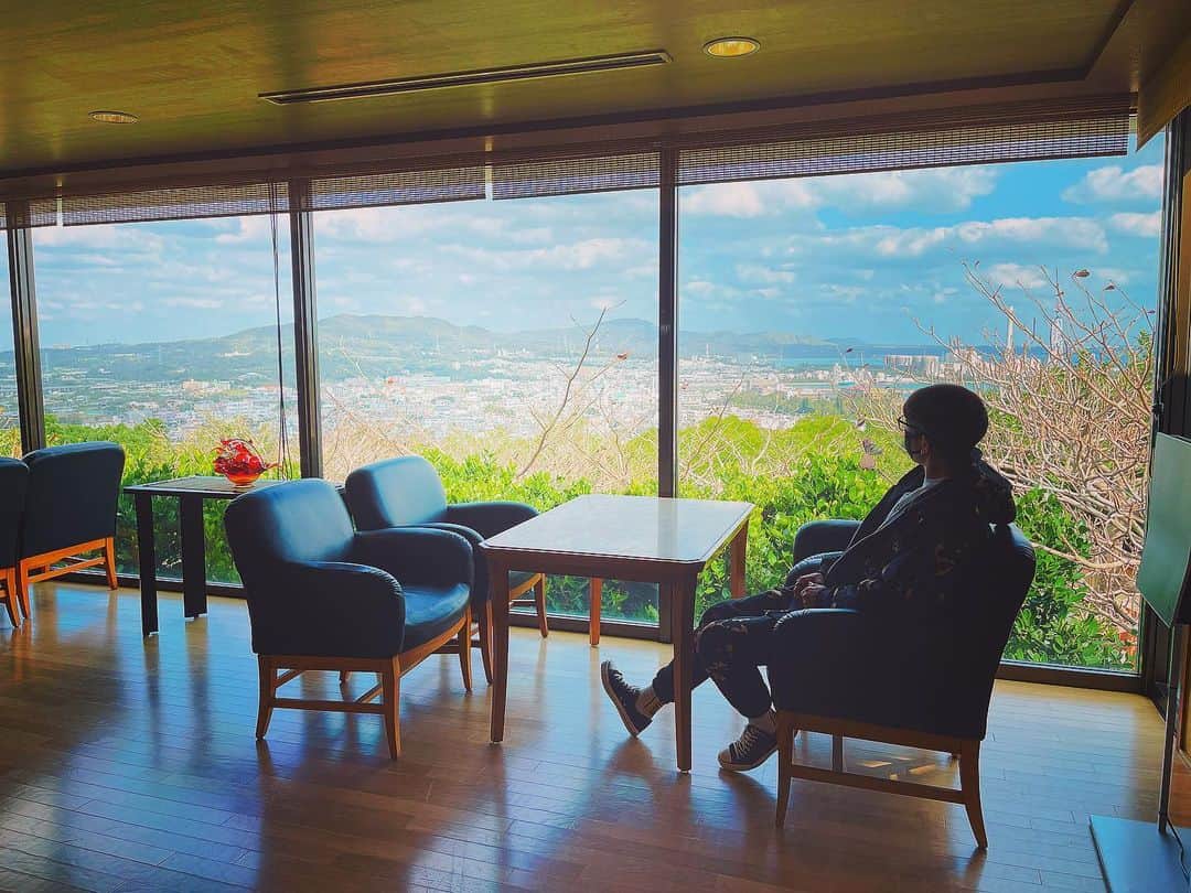 のインスタグラム：「「海超綺麗なのに冬服ってめっちゃ違和感あるんだよね〜！」  的なことを同行してくれたプロデューサー様が何度も言うのでその度に「ですよね〜」と相槌を打ちながら僕は心の中でこう思っていました。  「だって冬なのよ、今」  #okinawa #okinawatrip #okinawajapan #沖縄 #沖縄旅行 #沖縄ビーチ #ビーチ #海 #sea」