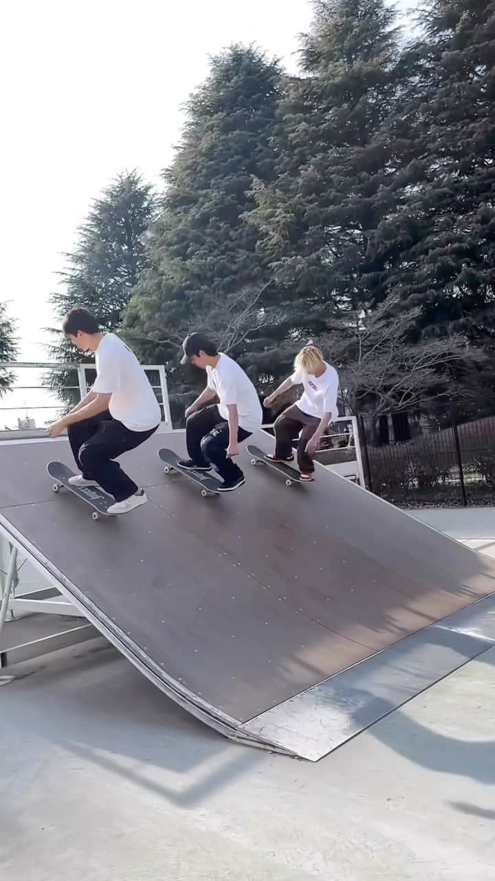 岩澤史文のインスタグラム：「️Do a kickflip?  3人でフリップ⛓ #スケボー #kickflip #skateboard #simultaneous」