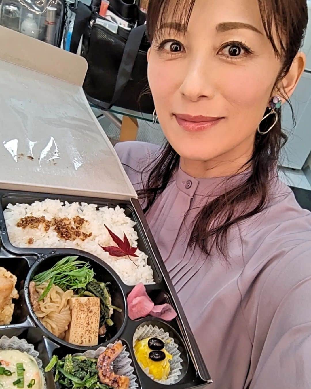 中田有紀のインスタグラム：「久しぶりに楽屋弁当写真。おいしそう✨😋 でもお腹いっぱいになると話すのが苦しくなるので、本番前は食べずに仕事が終わってからいただいています🙏 #楽屋弁当 #仕事場にて」