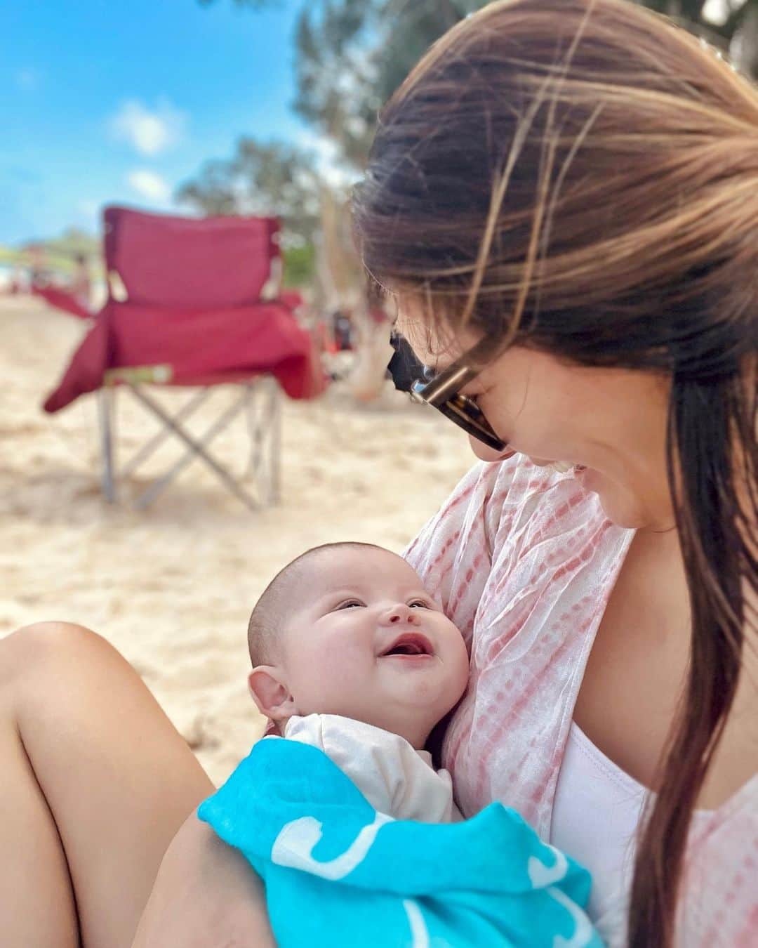 のインスタグラム：「Your smile means the world🌺 How am l lucky l have you♥️♥️♥️My job now is makes her smile every day. . . . お天気復活してきたので🌞🌈今日もビーチでchill out🏖朝寝から目覚めビーチでミルク🍼飲んで帰ってまたお昼寝がミシェルのルーティーン🤍車で🚙5分でこんな綺麗な海にこれるのは Hawaii lifeゆえ♡ #beachlife #momanddaughter #5monthsold #oahu」