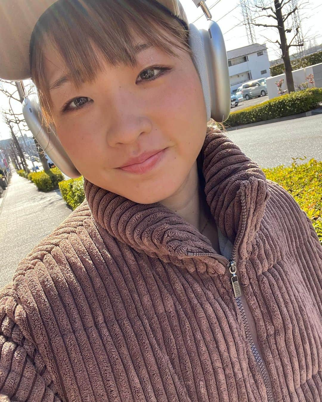 岸本新菜さんのインスタグラム写真 - (岸本新菜Instagram)「2023年1月31日 外腸骨動脈狭窄(#iliacarteryendofibrosis )の手術をしてきました。  昨年ステントを入れる手術をした後、1ヶ月半ほどで症状が再発してしまい、検査をしてもずっと原因がわからずにいたのですが、年末の検査でやっと原因が見つかりました。ステントの両端の接合部が新たに線維化してしまい、その線維化がステントの中にまで進行していたみたいです。ステントは壊れていなかったのですが、線維化による狭窄で足先まで血が流れていなかったようです…。  治療方法は手術しかないとのことで、パリ五輪の戦いに向けてもしっかりと完治させたく、先週(1/31)手術を行なってきました。  お腹の部分の血管(外腸骨動脈)を切り、ステントを除去、線維化部分を綺麗にして牛の心膜で血管をつなぎ合わせて太くする7時間にわたる手術をしてきました。 術後は良好で、先日無事に退院もできました♪  しばらくは安静の為、レース復帰も少し先になってしまいます。シーズンスタート目前、レースを楽しみにしてくださっていた皆様、日頃より応援いただいている皆様には、申し訳ない気持ちでいっぱいです。 パリ五輪の挑戦の1つとして、大きな手術を決断しました。レース復帰は少し先になりますが、「怪我の功名🔥」となれるよう、復帰に向けてのプロセスを充実させ、更に強くなって復活できるよう、諦めず、気持ちを強く持ってリハビリ、トレーニング頑張ります！ 復活を楽しみに、引き続き応援いただけましたら幸いです。  まずは、今回の治療で完治できていることを祈り、また思いっきり泳いで、漕いで、走れる日を楽しみに、トレーニング再開日を待ちたいと思います🏊‍♀️🚴‍♀️🏃‍♀️💨✨  治療を行っていただいた先生、サポートしてくださったスタッフの皆様、本当にありがとうございました。  ------------------------------------------------------  手術前は沢山の方に手術成功祈願でお参りに行っていただきました🥹  本当に嬉しいです…。 ありがとうございます😣🙏  ③術後3日目🐢さん歩行 ④牛パッチなので牛の神社🐄 ⑤27円のお賽銭🙏 ⑥病気平癒✨ ⑦後輩からもらったプレゼント🎁 (ちゃんとつけて寝たよ) ⑧久々の外☀️  後は自分次第！がんばるぞー！」2月7日 17時25分 - niina0v0