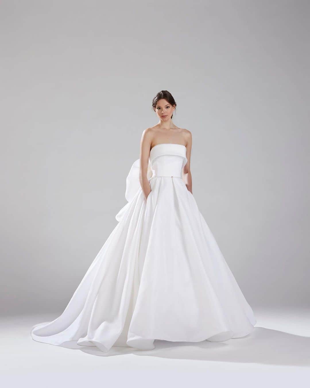 Felice Vita × Bellissimaのインスタグラム：「ANTONIO RIVA  New collection  Mari2023より 新作が入荷致しました！  どの角度からも美しいANTONIO RIVAならではのシルエットをお楽しみください。  お問い合わせ 03-5579-9302 felicevita@dress.co.jp  #フェリーチェヴィータベリッシマ  #felicevitaBellissima  #ウェディングドレス  #インポートドレス  #weddingdress  #antonioriva  #結婚式準備 #ウエディングドレス試着」