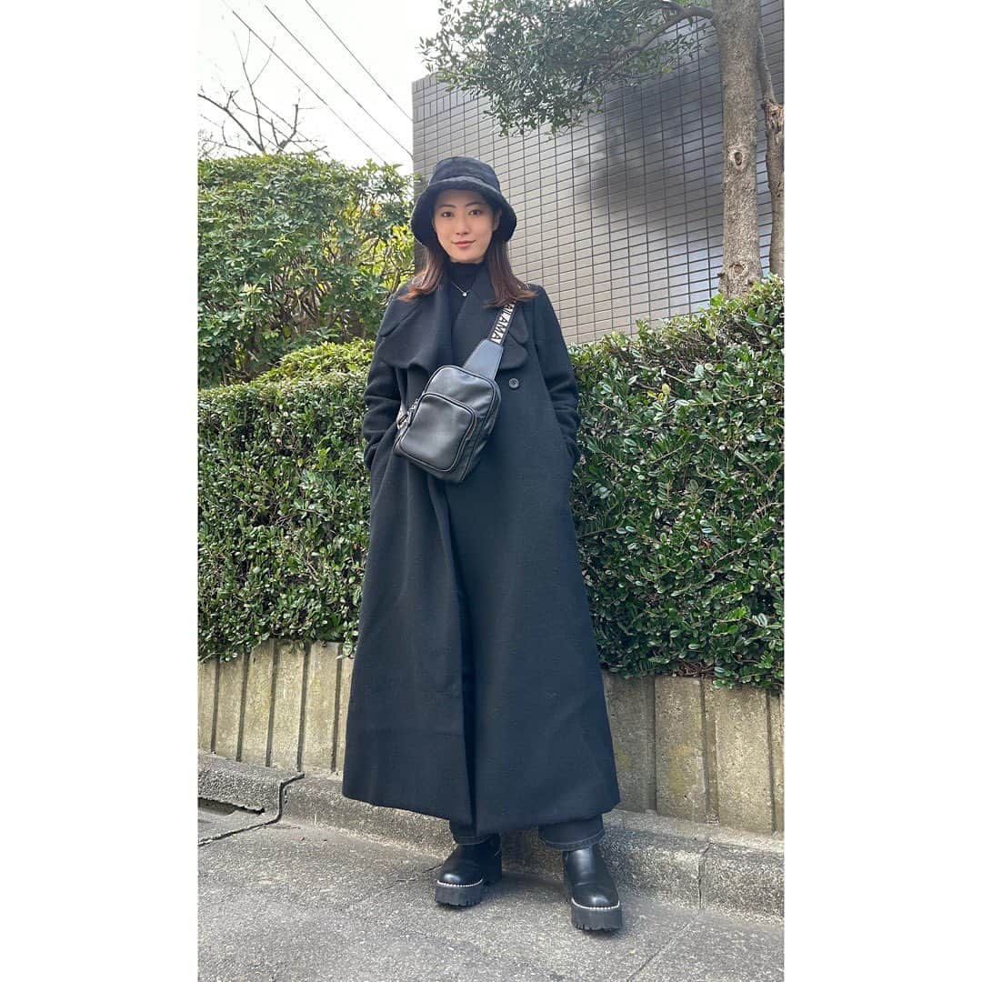 安田聖愛さんのインスタグラム写真 - (安田聖愛Instagram)「⁡ 見事に全身真っ黒だった日。 ⁡ 普段、コートはグレーだったりするけど 中に着てる服は大体黒い笑 ⁡ このコートは大きい襟が可愛くて 何年か前に完全に一目惚れで買ったもの✌️ ⁡ #全身黒い」2月7日 17時37分 - seiayasuda