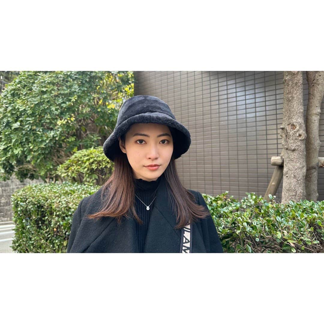 安田聖愛さんのインスタグラム写真 - (安田聖愛Instagram)「⁡ 見事に全身真っ黒だった日。 ⁡ 普段、コートはグレーだったりするけど 中に着てる服は大体黒い笑 ⁡ このコートは大きい襟が可愛くて 何年か前に完全に一目惚れで買ったもの✌️ ⁡ #全身黒い」2月7日 17時37分 - seiayasuda