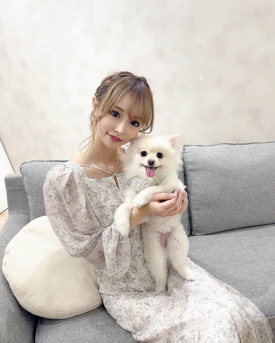 黒宮ちはやのインスタグラム：「エマちゃんと沢山 ツーショット撮れた😍  向かい合いの抱っこ苦手みたいで 急に真顔になるから爆笑😐😂  世間様に見ていただけるような企画で 愛犬と思い出創れるの嬉しいなっ🐶📸 付き合わせてごめんね🥺❤️笑   #黒宮ちはや #小悪魔ageha #モデル #キャバクラ #キャバ嬢 #ホステス #ラウンジ #水商売 #お酒 #歌舞伎町 #新宿 #六本木 #銀座 #北新地 #ミナミ #渋谷 #すすきの #シャンパン #華灯 #ディアレスト #ポメラニアン #愛犬」