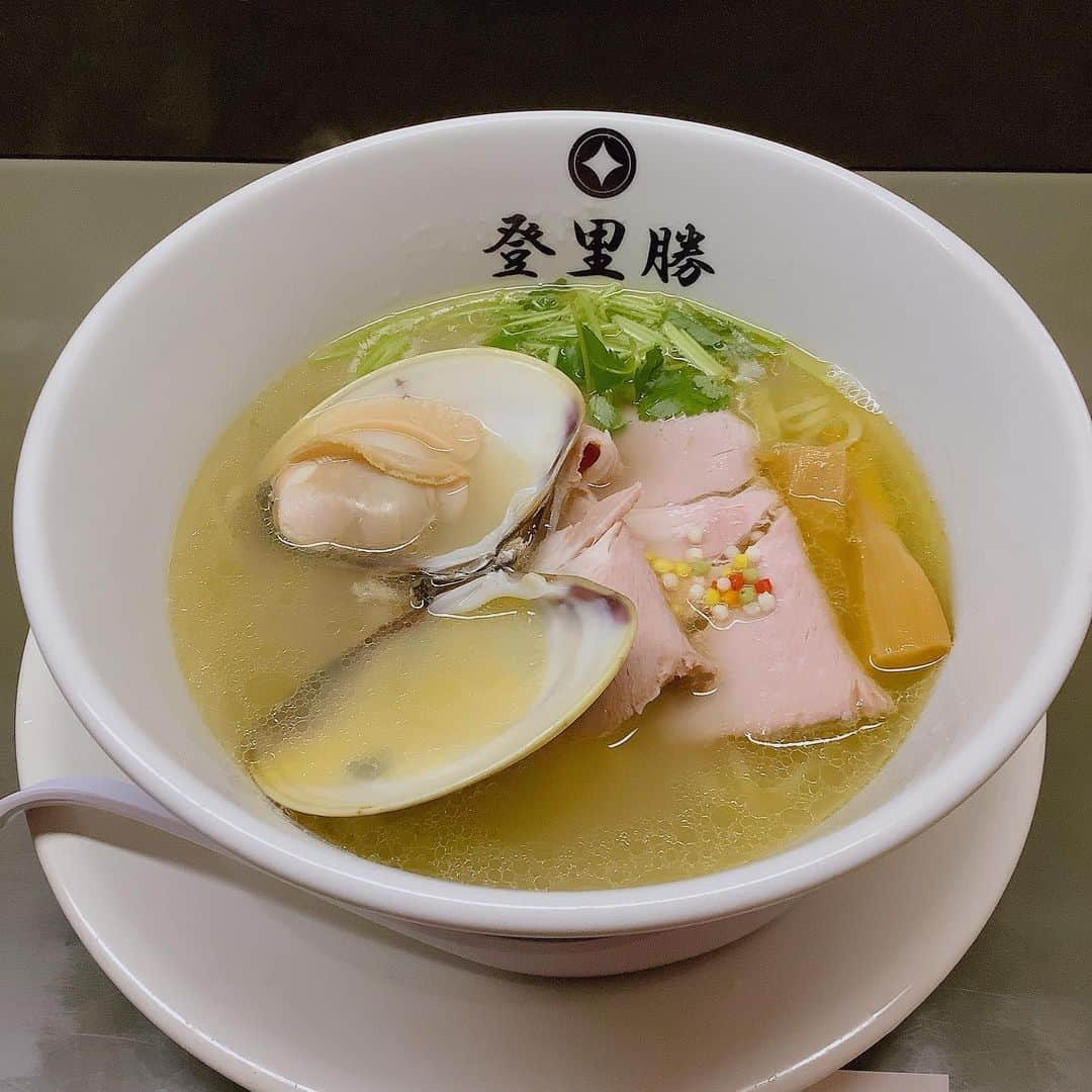 桑原麻美のインスタグラム：「最近、食べ物写真多め💦 桑名市のラーメン店、登里勝に行ってきました。 ⁡ ⁡ と言っても、本当の目的地は 桑名市博物館。 ⁡ ⁡ 長女の好きな千姫の展示を やっています。 ⁡ ⁡ 本多忠勝の孫と再婚し、 新婚時代を桑名城で過ごした千姫。 ⁡ ⁡ その千姫にまつわる品々の他、 吉宗や慶喜による書もあり、 江戸時代の息吹を感じてきました。 ⁡ ⁡ その向かいにあったのが登里勝！ ⁡ ⁡ 人だかりができていたので、 興味津々で行ってみました。 ⁡ ⁡ 桑名と言えばハマグリですね！ ⁡ ⁡ ハマグリの出汁が効いたラーメン。 しみじみと味わいました。 ⁡ ⁡ なかなか良いお値段分の価値は あったような😊 ⁡ ⁡ アナウンサー　#フリーアナウンサー　#桑原麻美　#話し方講師　#マナー講師　#アラフィフ　#ワーママ　#共感ボイス　#司会　＃司会　#ナレーター　#ハマグリ　#三重県桑名市　#桑名市博物館　#千姫　#徳川家康　#徳川吉宗　#徳川慶喜」