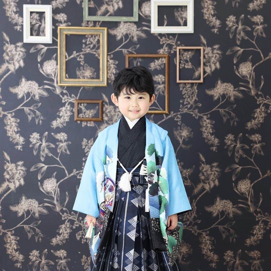 ハピリィフォトスタジオさんのインスタグラム写真 - (ハピリィフォトスタジオInstagram)「ハピリィフォトスタジオで撮影された、お客様の投稿をご紹介させていただきます✨  5歳の男の子のお写真です🌟 七五三の5歳のお祝いである「袴着の儀」 どのお写真もかっこ良く、袴が似合っています😊  ・・・・・  七五三の記念に…☺️💕 今年2度目の#ハピリィフォトスタジオ吉祥寺 店さんで撮っていただきました📸✨  幼稚園帰りだったけど、終始笑顔でご機嫌でした😊  #七五三 #七五三撮影 #５歳 #ハピリィ吉祥寺店  ・・・・・  関東圏、東海地区の駅の近くに計18店舗運営中！ 各店舗ごとにコンセプトがあり七五三、誕生日、お宮参りなどの多くシチュエーションで撮影できるルームもご用意しております。  ▼お子様の記念写真撮影は　ハピリィフォトスタジオへ▼ @happily_photo_studio  撮影の詳細、ご予約はプロフィールのURLから！  #ハピリィ #ハピリィフォトスタジオ #スタジオ写真」2月7日 17時58分 - happily_photo_studio