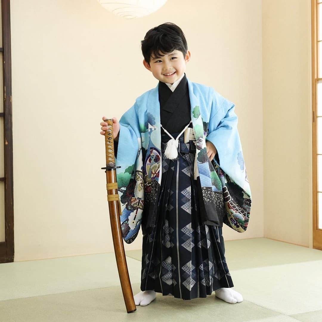 ハピリィフォトスタジオさんのインスタグラム写真 - (ハピリィフォトスタジオInstagram)「ハピリィフォトスタジオで撮影された、お客様の投稿をご紹介させていただきます✨  5歳の男の子のお写真です🌟 七五三の5歳のお祝いである「袴着の儀」 どのお写真もかっこ良く、袴が似合っています😊  ・・・・・  七五三の記念に…☺️💕 今年2度目の#ハピリィフォトスタジオ吉祥寺 店さんで撮っていただきました📸✨  幼稚園帰りだったけど、終始笑顔でご機嫌でした😊  #七五三 #七五三撮影 #５歳 #ハピリィ吉祥寺店  ・・・・・  関東圏、東海地区の駅の近くに計18店舗運営中！ 各店舗ごとにコンセプトがあり七五三、誕生日、お宮参りなどの多くシチュエーションで撮影できるルームもご用意しております。  ▼お子様の記念写真撮影は　ハピリィフォトスタジオへ▼ @happily_photo_studio  撮影の詳細、ご予約はプロフィールのURLから！  #ハピリィ #ハピリィフォトスタジオ #スタジオ写真」2月7日 17時58分 - happily_photo_studio