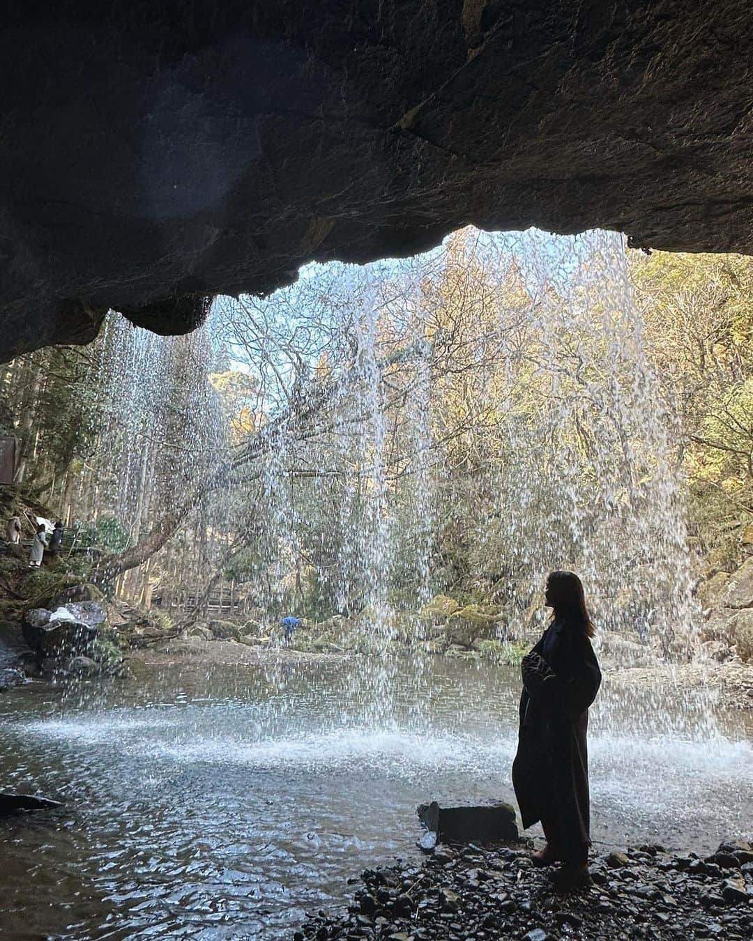樋場早紀さんのインスタグラム写真 - (樋場早紀Instagram)「鍋ヶ滝 裏側からも滝をみることができるため、裏見の滝とも呼ばれているそう。美しかったぁ☺️」2月7日 18時05分 - saki_toyoba