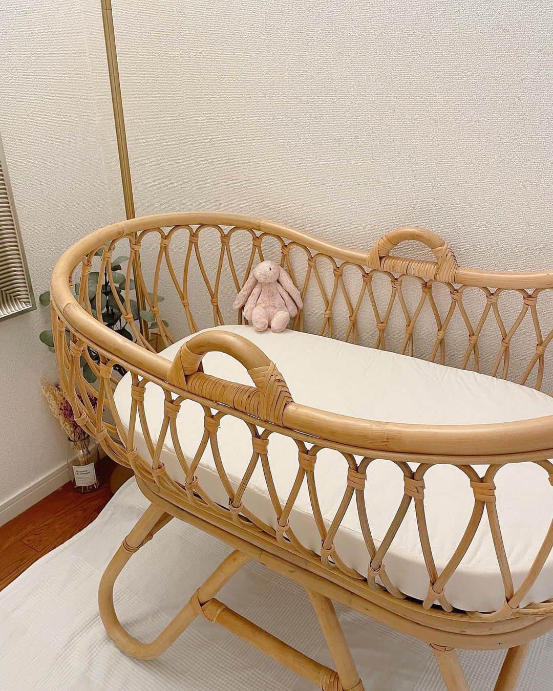 植松真理子のインスタグラム：「ㅤㅤㅤㅤㅤㅤㅤㅤㅤㅤㅤㅤㅤ ㅤㅤㅤㅤㅤㅤㅤㅤㅤㅤㅤㅤㅤㅤㅤㅤㅤㅤ赤ちゃんのお部屋𓂃𓃱𓈒𓏸  #ベビーベッド #ラタンベッド」