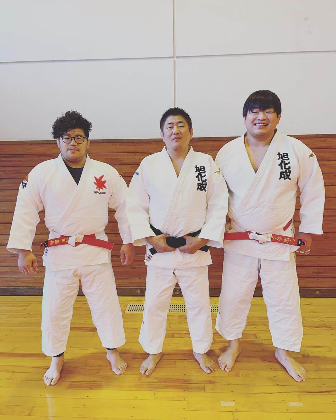 王子谷剛志のインスタグラム：「冬季旭化成合宿２日目！！ 中村総監督から素敵なプレゼントをいただきました🎁 この帯が似合う柔道家を目指します🥋 #柔道 #六段 #赤白帯」