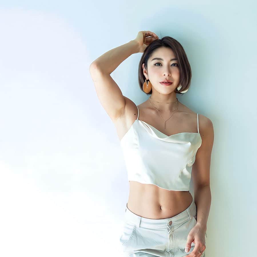 池田ゆりのインスタグラム：「2月1日でYuriFit 【２周年】迎えることができました👏🥳👏  最近、トレーナーとしての喜びを感じる事が増えてきた。  自分の身体って死ぬまで使うでしょ？ “自分の身体と向き合う時間” 少しでも作ってあげてほしい。 とても大切なの。  この２年間でたくさんの方のトレーニングをサポートしてきて “ダイエットが成功した。” “仕事効率が上がった。” “自信がついた。” “ポジティブになった。”  など嬉しい言葉を言ってもらえるたびに 私と関わった事で少しでもプラスになってもらえたかなって嬉しく思ってます。  マンツーマンの60分 週に2、3回来られる方は多分 私との時間がランキング1位になるかも？レベル。  それで私のところを選んでくれて本当に嬉しいなって。最近益々感じてる。  居心地のいい空間を作って 愛を持って人に接する。  仲間も増えて楽しいです。 ３周年もよろしくお願いします。  池田ゆり  photo → @photographer_hisashimorifuji」