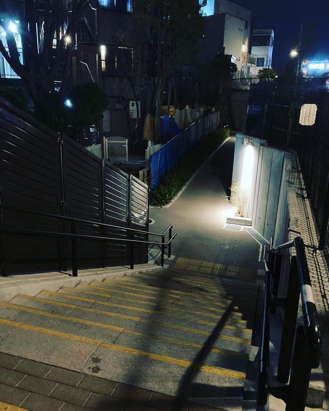 櫻井リヤのインスタグラム：「下北にこんな抜け道ができてたのね。雨庭広場だって」