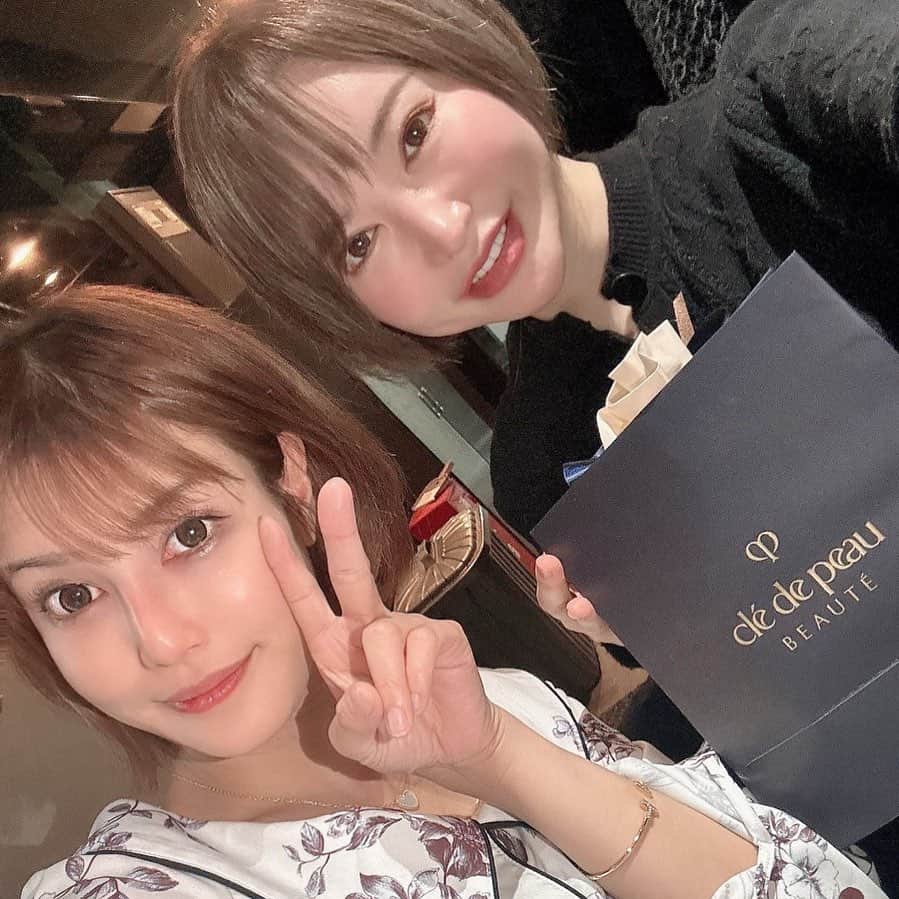 里美ゆりあのインスタグラム：「麻布十番にある @yasuda_shokudo  さんでご飯🍚してきました😋  いつも明るくて優しい彼女に甘えちゃってます🥰 痩身エステサロン💆‍♀️ @shishimai_rapunzelsalon  もやっていて男性も女性も体験しに行けるので是非✨✨  #誕生日プレゼント #ありがとう #お返し  #待っててね #ラプンツェル #エステ #エステサロン  #麻布十番 #六本木 #里美ゆりあ」