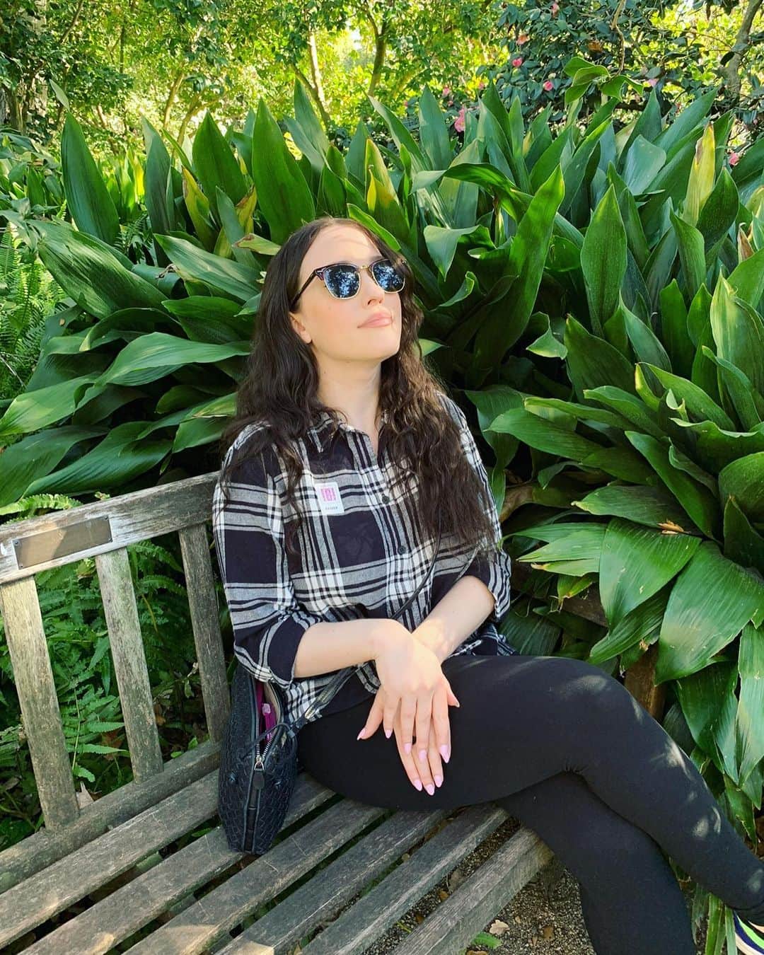 カット・デニングスのインスタグラム：「dreaming of spring 🪴 and yes that is a ziploc in my purse」