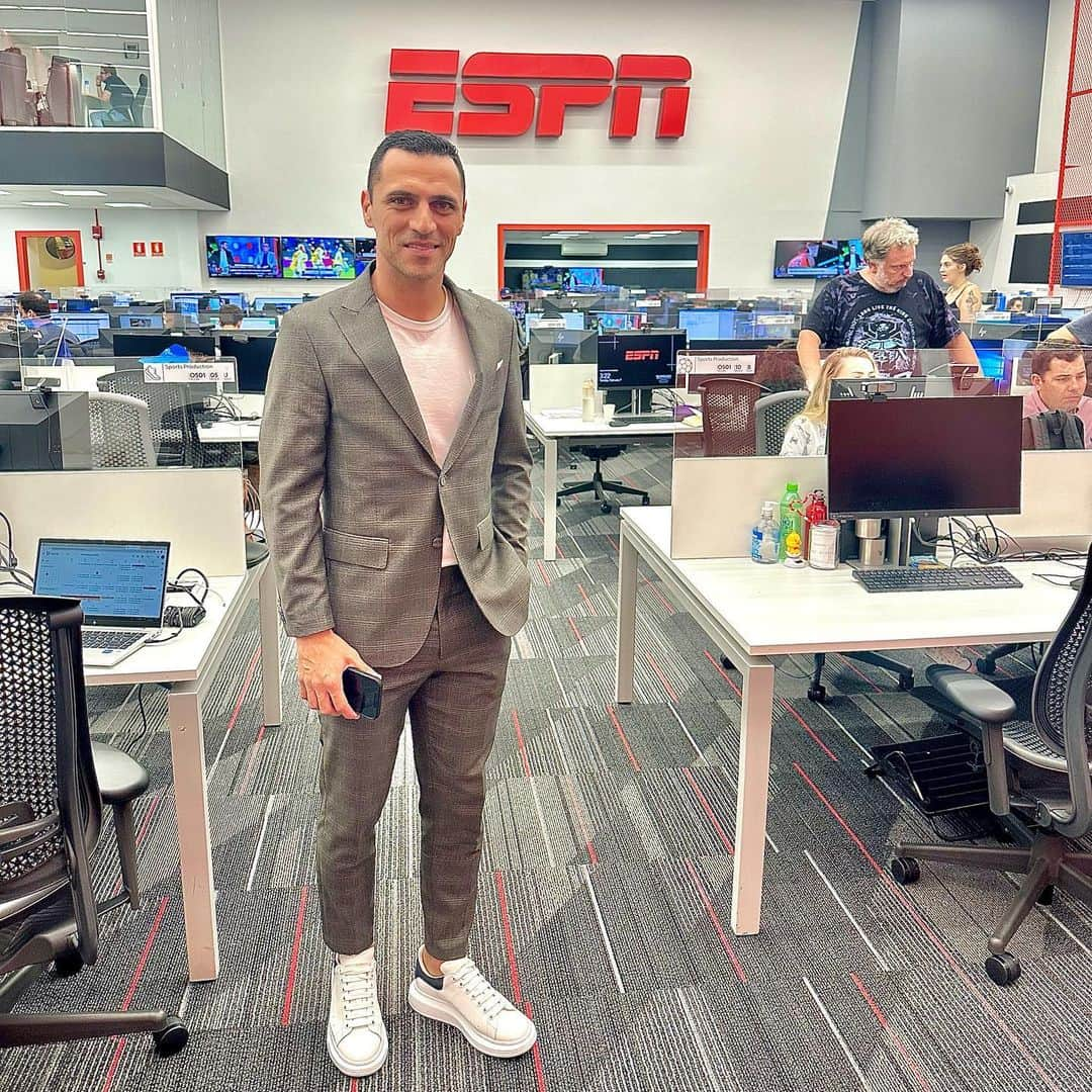 ロムロ・ソウザ・オレステス・カルデイラのインスタグラム：「Hoje foi dia de visitar a casa da @espnbrasil do grupo @disneyplusbr e participar de um dos programas de maior sucesso no brasil, RESENHA.  O programa irá ao ar em alguns dias.」