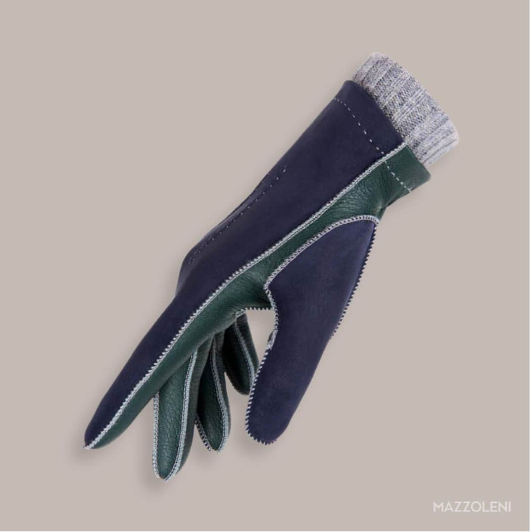 マッツォレーニのインスタグラム：「#mazzolenigloves #mazzoleni #handmadeinitaly #deerskingloves #italy #sprezzatura #greenandblue」