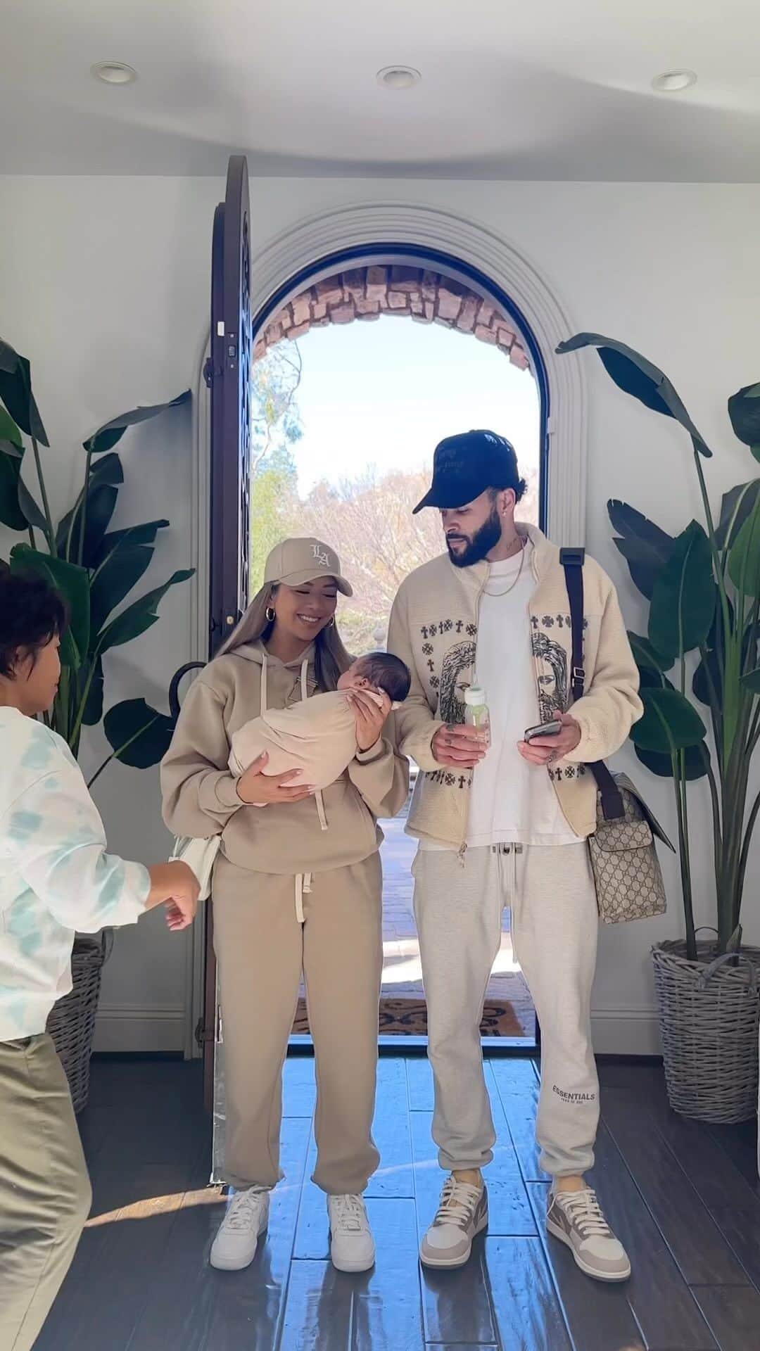 リアン Vのインスタグラム：「We don’t exist to the parents anymore 😑😂 @wearethebenjamins」