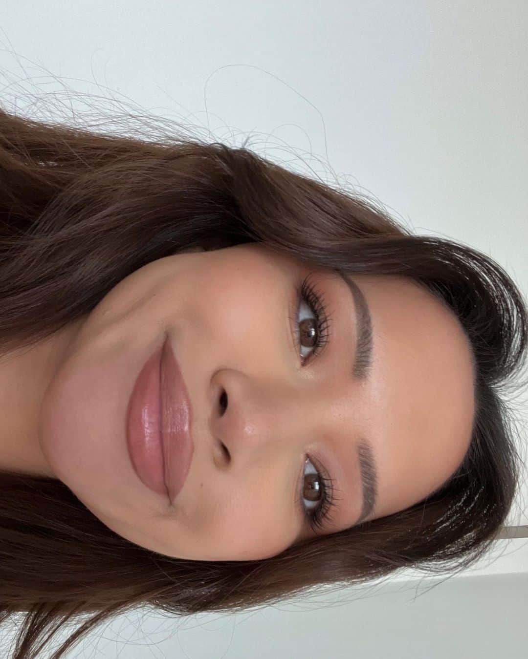 Julia Kellyのインスタグラム：「Hi :)」