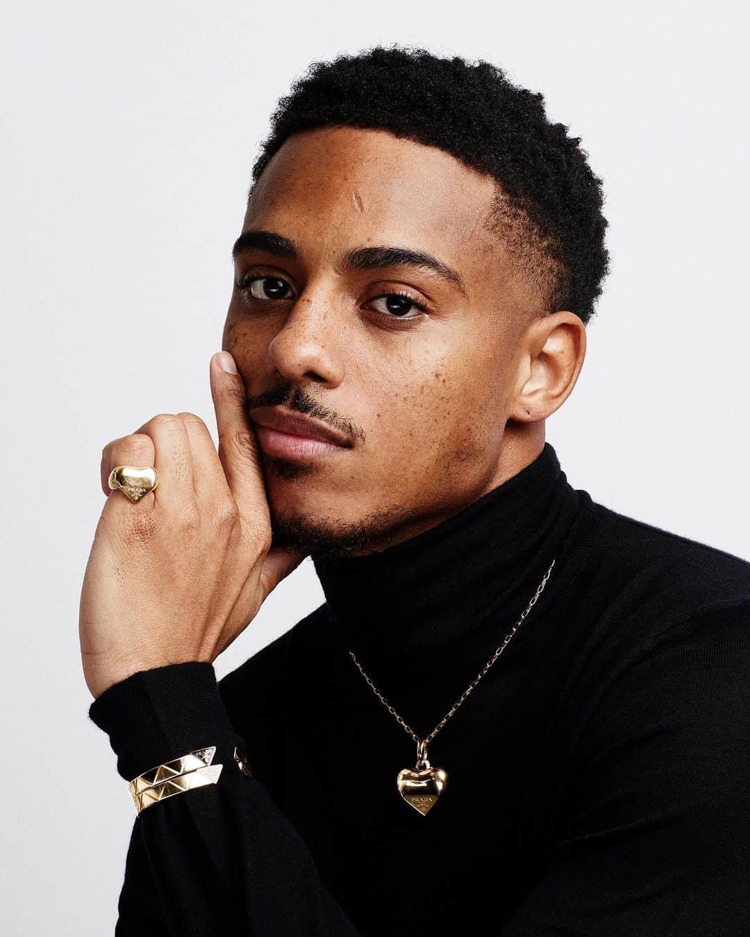キース・パワーズのインスタグラム：「Yo! I am honored and excited to be wearing the first #PradaFineJewelry collection, Eternal Gold with 100% recycled gold. Thank you @prada! #ad」