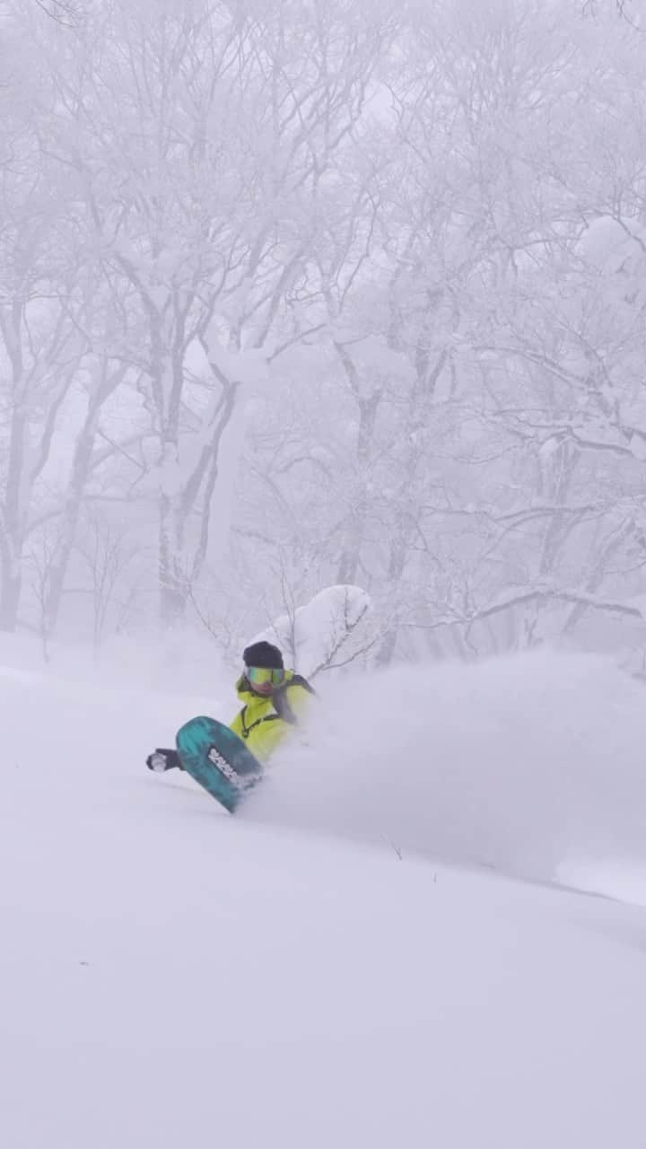 佐藤亜耶のインスタグラム：「白い森でファンライド Rider @aya_sato_49 🎥 @heart_films  @thenorthfacejp @msrgear_japan @k2.snowboarding  @dragon_japan  #jeepjapan #snowboarding #freeride #japow #trees #スノーボード #パウダースノー #フリーライド  Heart Films Movies https://heartfilms.official.ec/」