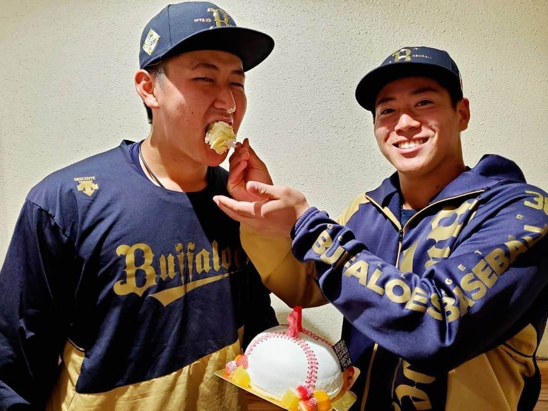 紅林弘太郎のインスタグラム：「今日で21歳になりました！ 今年は来田に祝ってもらいました！ 他にも沢山のお祝いの言葉やプレゼントありがとうございます！ 21歳頑張ります！💪☺️ #ふぐ太郎 #元で笑ったことない #きゅーじ #コリアン餅エイシン」