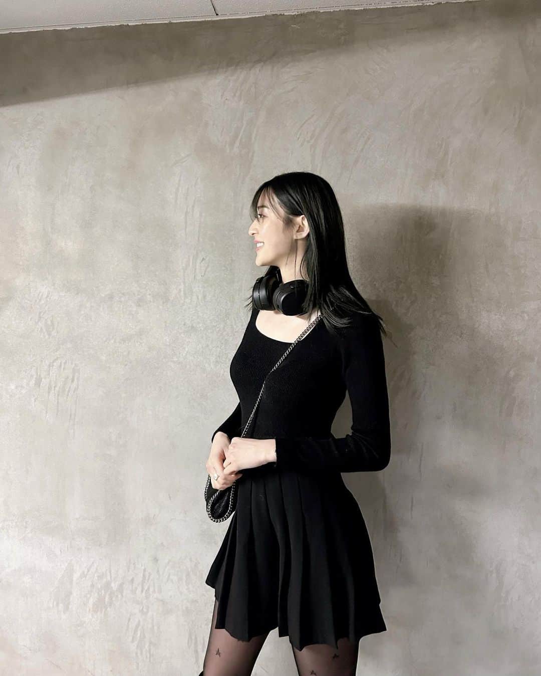 青野楓のインスタグラム：「ALL BLACK ❤︎  「久しぶりのディナーデート。（もしくは記念日デートなんて久しぶり）何食べに行くんだろう♡」  タイトル by @sashidemizuki いつもありがとう笑  #kaede626style」