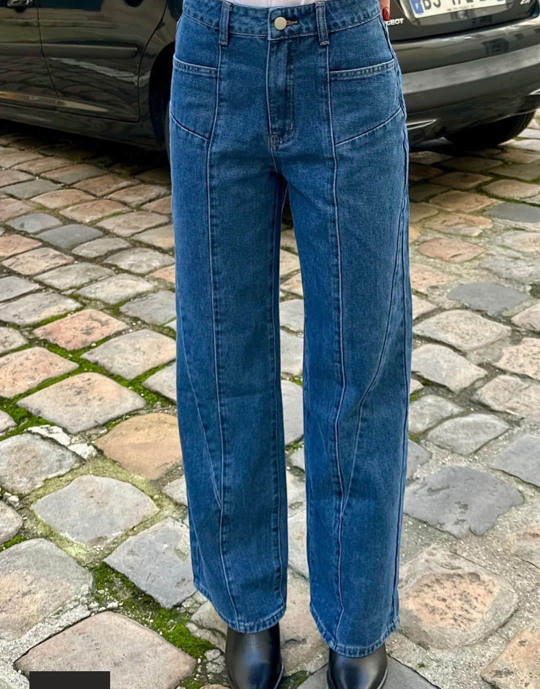 エロトクリトスさんのインスタグラム写真 - (エロトクリトスInstagram)「Our new diamond cut jeans Beebee have a great fit and  are made from super comfy sustainable denim fabric, they come in black as well, now online and in our Paris Store.  Model @irini.pachiyanni  shot in Paris @erotokritosparis」2月7日 20時43分 - erotokritosparis