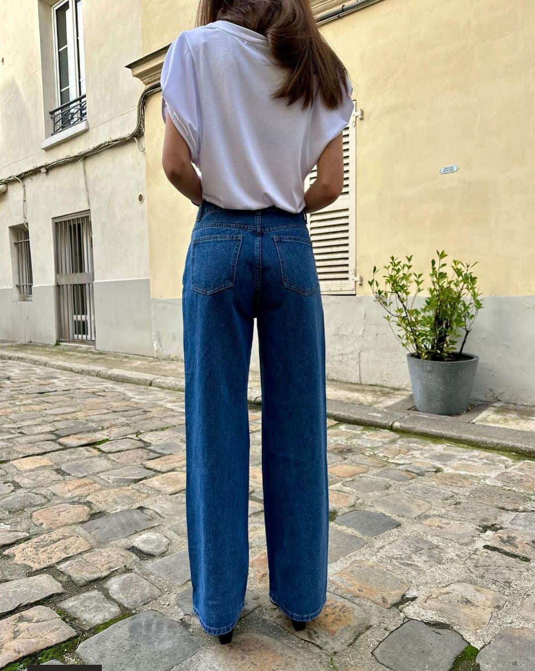 エロトクリトスさんのインスタグラム写真 - (エロトクリトスInstagram)「Our new diamond cut jeans Beebee have a great fit and  are made from super comfy sustainable denim fabric, they come in black as well, now online and in our Paris Store.  Model @irini.pachiyanni  shot in Paris @erotokritosparis」2月7日 20時43分 - erotokritosparis