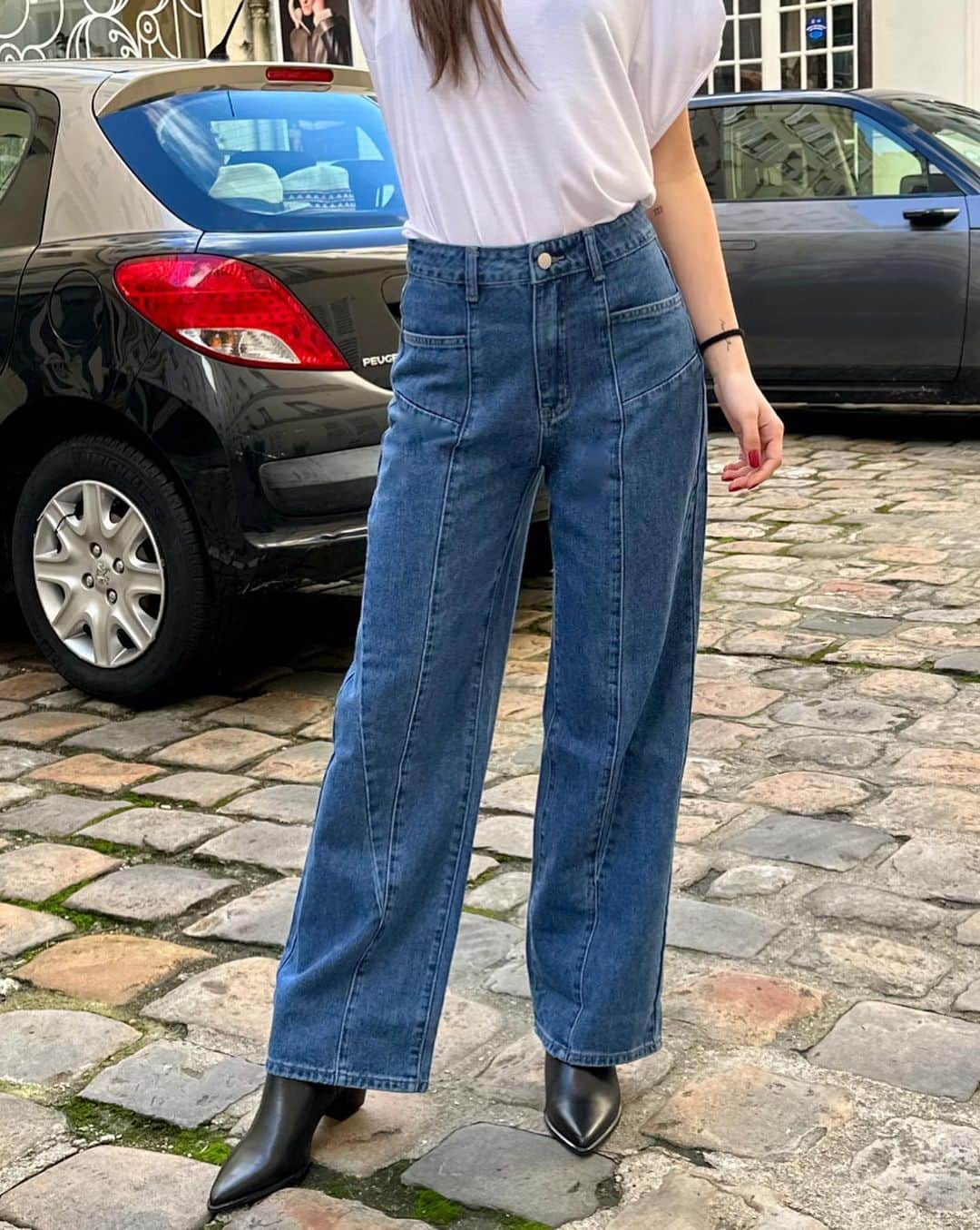 エロトクリトスさんのインスタグラム写真 - (エロトクリトスInstagram)「Our new diamond cut jeans Beebee have a great fit and  are made from super comfy sustainable denim fabric, they come in black as well, now online and in our Paris Store.  Model @irini.pachiyanni  shot in Paris @erotokritosparis」2月7日 20時43分 - erotokritosparis