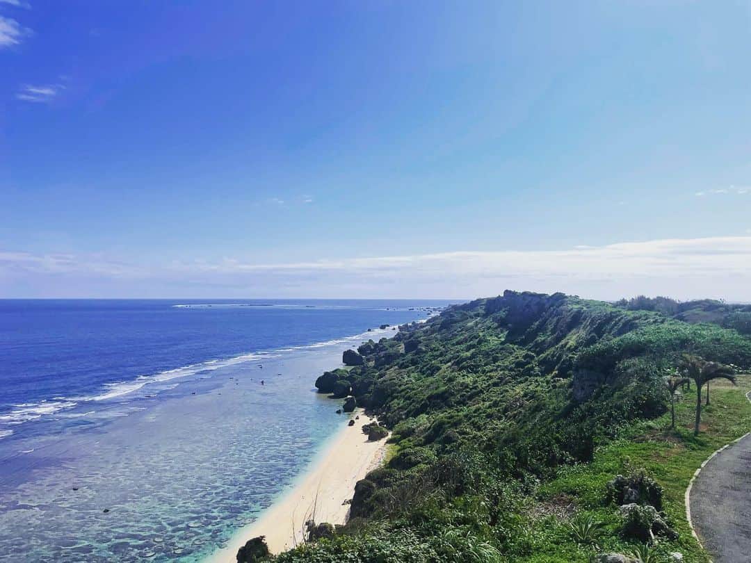 のインスタグラム：「とある撮影で宮古島にやって来ました☺️❤️ 4年ぶりに宮古にこれて会えなかった方にも会えたし 本当に良かったです☺️ 食べ物もすごく美味しくて この時期でも20℃以上の気温だし 海外に行かなくても最高の環境だなと改めて思いました☺️ これからはここで合宿しようと思いました😂  #宮古島 #撮影 #収録 #ゴルフ #プロゴルファー #海 #沖縄」