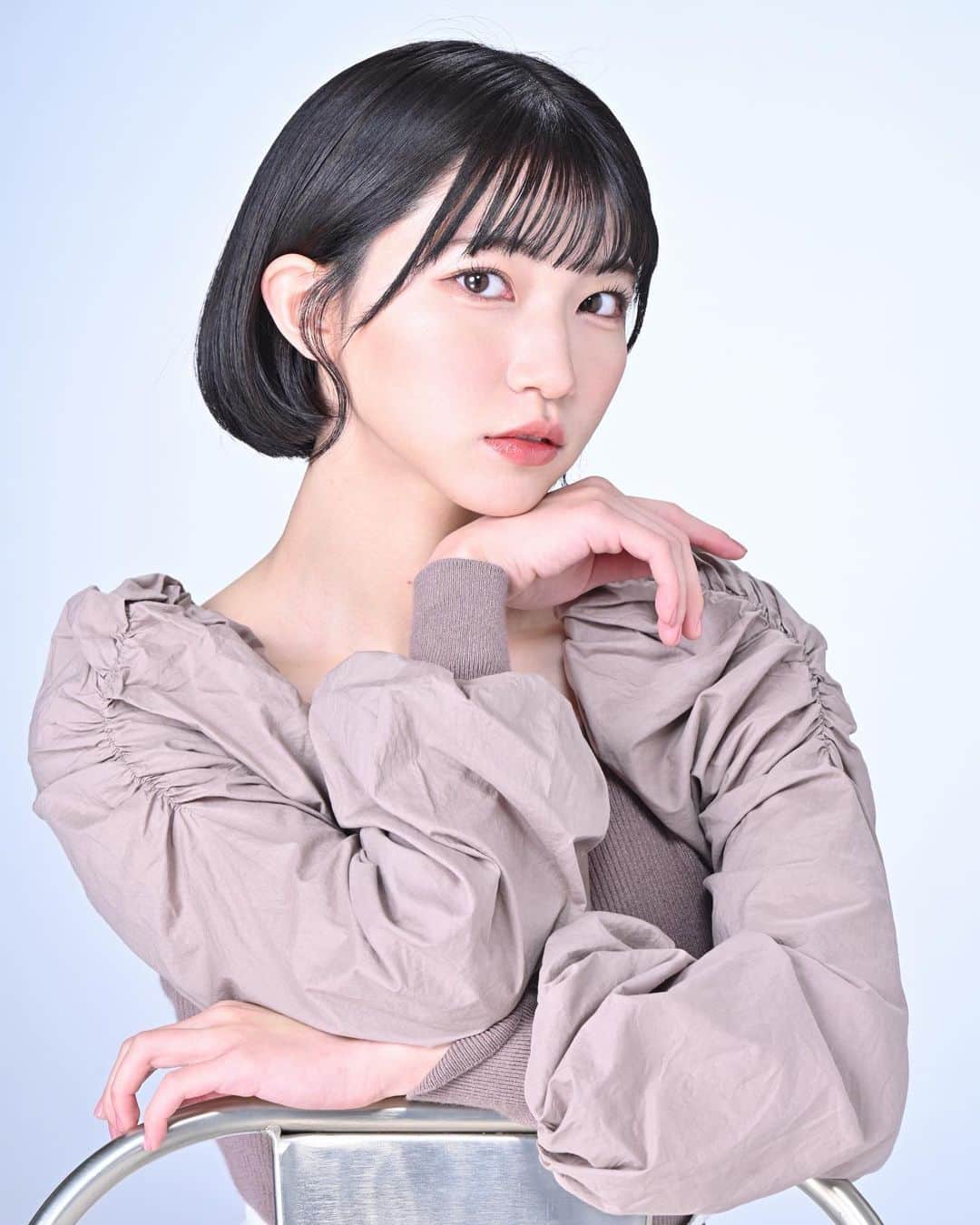 横道侑里のインスタグラム：「やばい、椅子左側ばっかりだった、 とりあえず、 右の別椅子ver.」