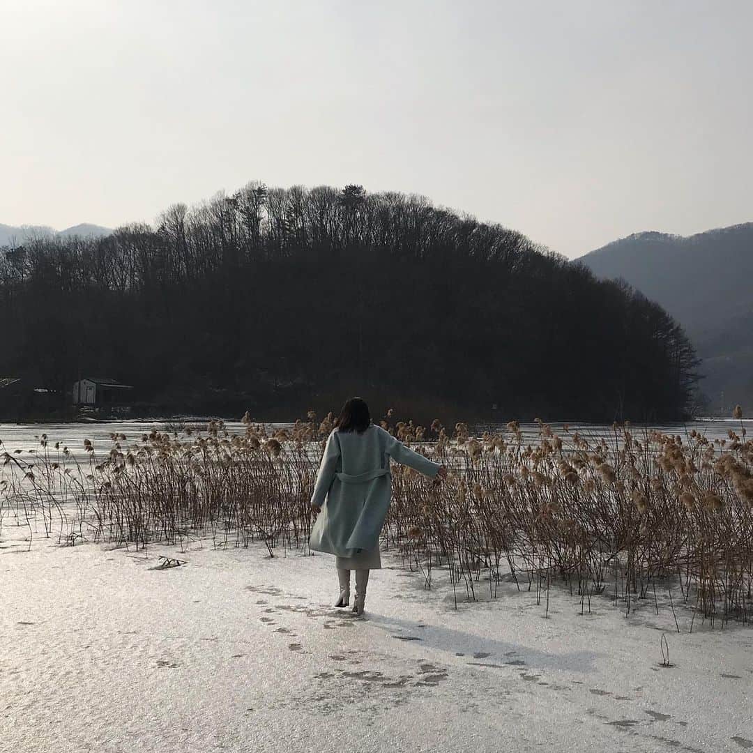 イ・ハナのインスタグラム：「언 호수 위를 조심히 🇹🇷🇸🇾🙏🏻」