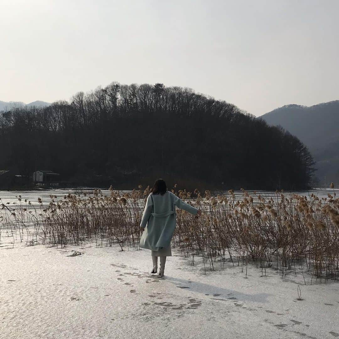 イ・ハナのインスタグラム：「언 호수 위를 조심히 🇹🇷🇸🇾🙏🏻」