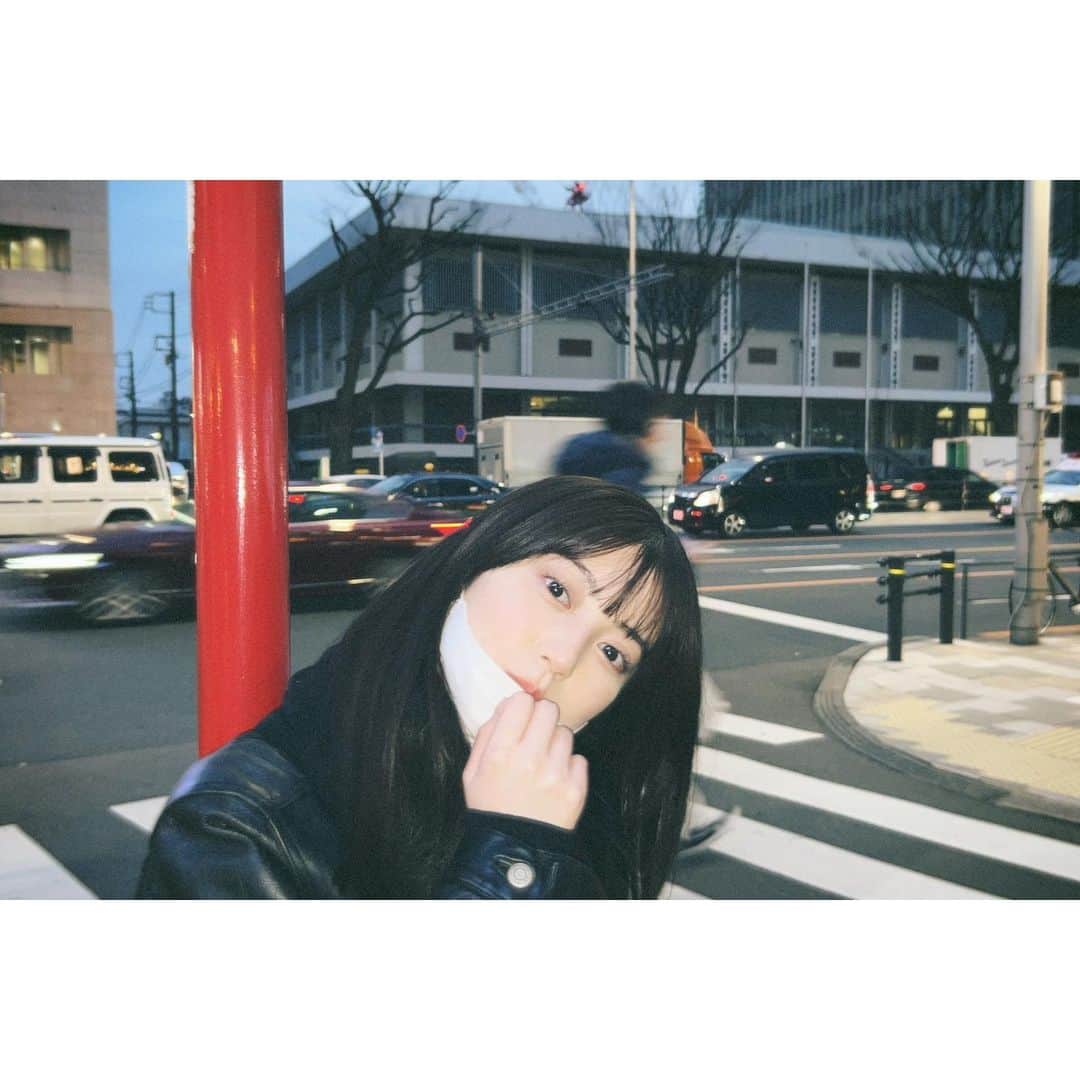 中野恵那さんのインスタグラム写真 - (中野恵那Instagram)「全身ブラックな日☺︎ 寒い時はスタバに限る。☕️  前髪も切ってきたよーん✂︎」2月7日 20時56分 - nakano.ena