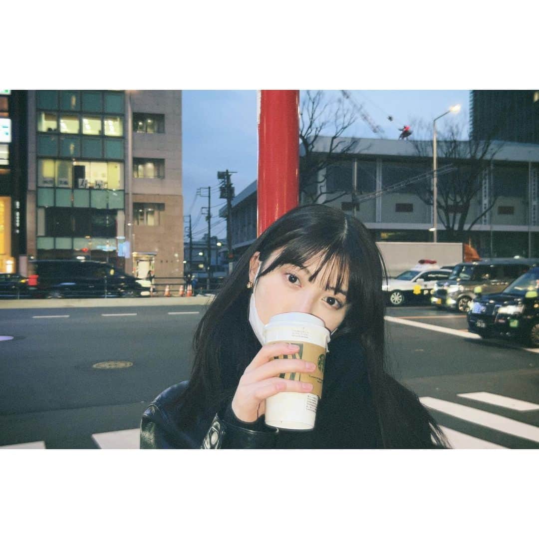 中野恵那さんのインスタグラム写真 - (中野恵那Instagram)「全身ブラックな日☺︎ 寒い時はスタバに限る。☕️  前髪も切ってきたよーん✂︎」2月7日 20時56分 - nakano.ena