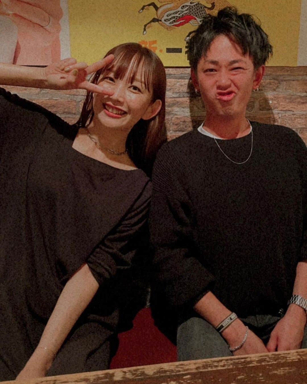 のインスタグラム：「久しぶりの兄と😮  昨日 @suzanneeee1028 さんと話してて思い出した いつかのキャサリンズバーの夜☺️  わたしは家族で行ったんだけど お兄ちゃんが家族大好き過ぎて 話しながら泣き始めて そしてそれを見たザンヌさんの妹の真央ちゃんが泣いて(2枚目ね) 、本当にカオスで最高だった🕺 心が優しすぎる真央ちゃんでした🥰」