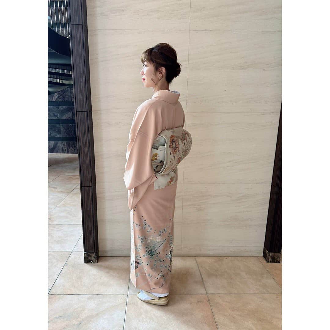 武村八重子のインスタグラム：「久しぶりのお着物👘 着付けはいつも母にお願いします。 ヨーロッパでの演奏の時はいつも母に着付けて貰ったのは良い思い出😌 あの頃は振り袖でしたけど🤣 振り袖でピアノは結構過酷だったわw . 母は茶道をやっていたのでいつも着物を着ていたけど、私はやっぱりドレスがしっくりくる😂 親子でもこんなにも違うものなのね。 . #pianist #結婚式コーデ  #着物 #kimono #japanesekimono  #つづれ織り」