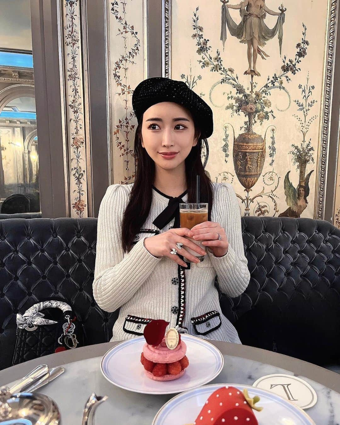 南杏奈のインスタグラム：「@ladureejapon ☕️🕊💕  #cafetime #ginza #laduree」