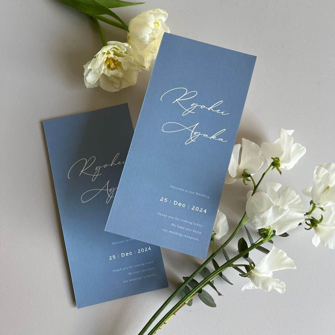 merry_wedding_shopのインスタグラム：「-席次表- Item No.S06  トレンドのくすみブルーの席次表。 洗練された色味にこだわって制作しました。 サムシングブルーとして取り入れるのもおすすめです。  同じデザインのプロフィールブックもご用意しております。  詳しくはプロフィールのリンクから。  #席次表 #席次表手作り #席次表オーダー #結婚式席次表 #プロフィールブック #プロフィールブック手作り #プロフィールブックオーダー #メニュー表 #席札 #ペーパーアイテム #前撮り #結婚式前撮り #ウェディングフォト #プレ花嫁 #プレ花嫁準備 #結婚式準備 #花嫁準備 #プレ花嫁さんと繋がりたい #全国のプレ花嫁さんと繋がりたい #日本中のプレ花嫁さんと繋がりたい #結婚式 #披露宴 #ウェディング #ブライダル #大人婚 #2023春婚 #2023夏婚 #merrywedding」