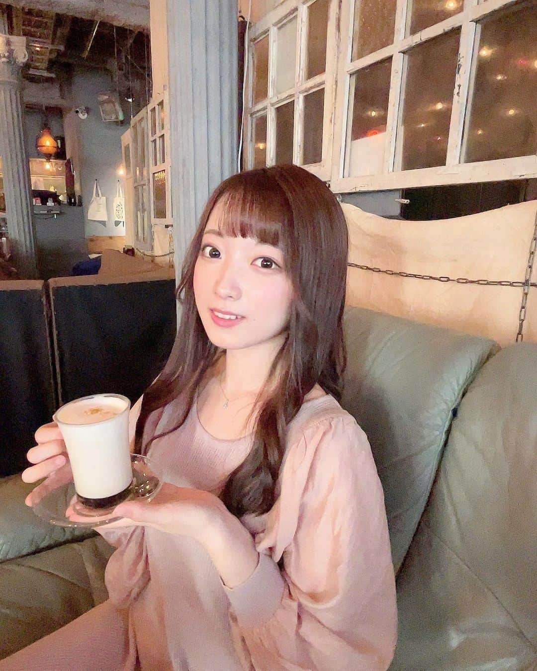 河瀬詩さんのインスタグラム写真 - (河瀬詩Instagram)「・  一緒にのんびりカフェタイムでも いかがでしょう☕️♡  ちなみにこちらは ほうじ茶ラテです🍵」2月7日 21時03分 - kawase_uta