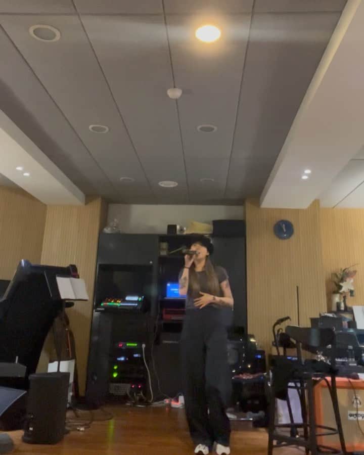 のインスタグラム：「1. I'm every woman - Whitney Houston  2. tightrope - Janelle Monae  3. I don't care - Elle Varner  4. I have nothing - Whitney Houston   hope someday I could be one of those legends I admire   부족하지만 노래가 즐겁습니다 🏴‍☠️」