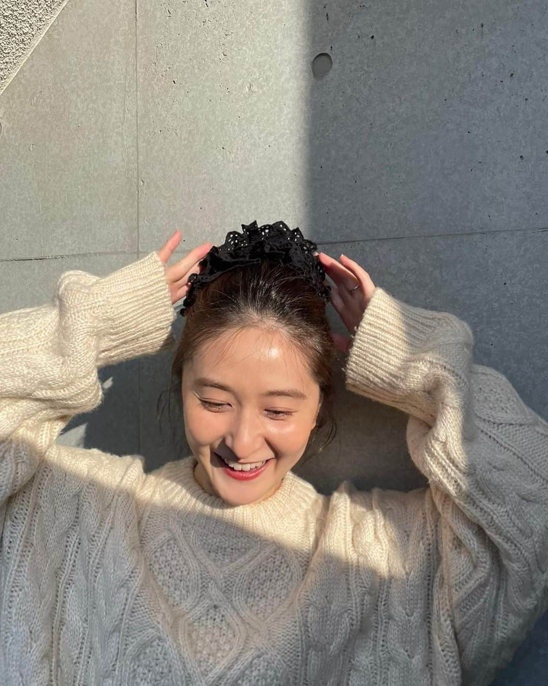 海下真夕のインスタグラム：「. はぁ、、、🥺 久々にときめいた💓 @goodsquish   #goodsquish  #シュシュ #ヘアアクセサリー #デッドストック #ハンドメイド #fashion #casafline  #モノトーンコーデ #大人カジュアル」