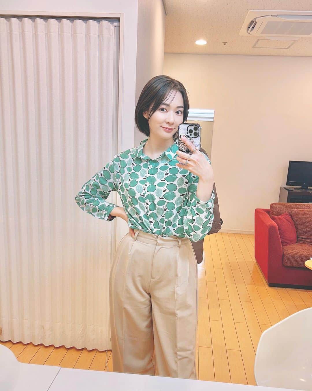 井咲アキのインスタグラム：「💚💚💚  仕事で衣装がある時は、 普段自分では選ばないような服も着れるから、 「こういうのもいいかも！♡」っていう 発見があって楽しい☺️  忙しなくて、この衣装の時しか撮れなかったけど、 他にもたくさん衣装があって楽しかった！😊✨  ・  その場の状況でスケジュールが 変更になるのは当たり前の業界だけど、 その時々で、メイクも衣装も 時間も場所もやることも変わる この仕事が楽しい。  そして改めて、現場のプロフェッショナルを 目の当たりにして思うこと。  ほんの数秒、ほんの一瞬のために、 どれだけの時間と、 たくさんの人が関わっているか。  決して表に出ることのない人たち。  どんな業界でも共通して言えることだけど、 この人たちのおかげで私たちの生活が成り立っている。  今私たちの目の前に見えているものが、 私たちの見えないところでの苦労のおかげで 存在しているということを、 知らずとも忘れないでほしいなと思う。  日々感謝。 生きていることにも感謝。  ありがとうございます。  🙏🍀  #日々感謝」