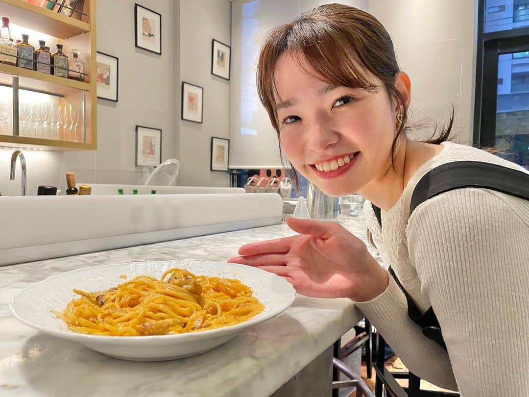 濱村春香のインスタグラム：「. ZIP!ご覧いただきありがとうございました🙏🏻 ⁡ 焼き鳥を使ったカルボナーラも めちゃくちゃ美味しいんです🍝 焼き鳥の中でも炭火の焼き鳥が特におすすめだと シェフに教えてもらいました✨ ⁡ 私もまた食べたくなってきたので今週末作ってみようと思います🥺  みなさんはどのアルモンデ料理が気に入りましたか？ ⁡ #ZIP #ZIP特集 #ZIP!🎀」