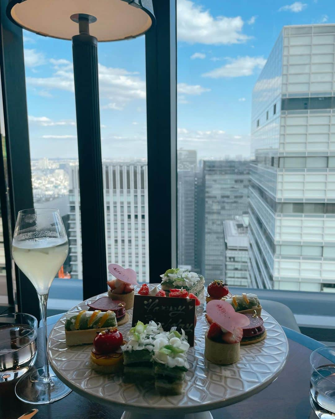 川本彩のインスタグラム：「🧁🍹❤️ #fourseasonshotel」