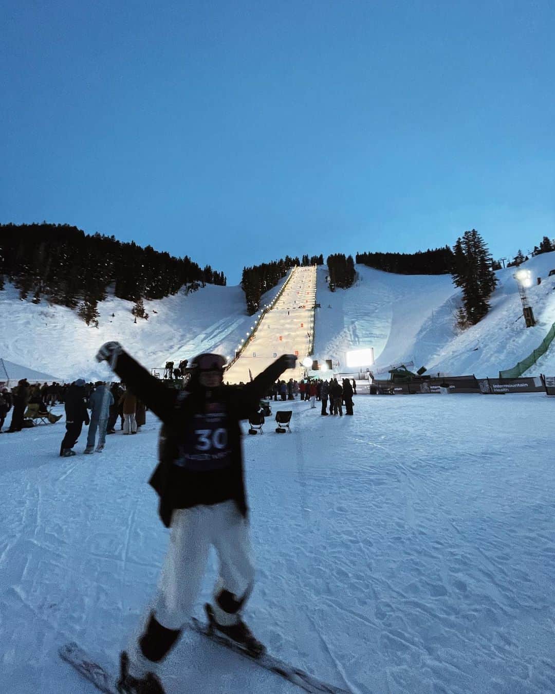 川村あんりさんのインスタグラム写真 - (川村あんりInstagram)「:)   Not the results I wanted but had so much fun out there. Also skiing under the lights / in front of a huge crowd feels pretty special ❤️  思うように行かなかったけど、また頑張ろう !!   📸 @shoendo7   #moguls #skiing #deervalley #hime」2月7日 21時21分 - anrikawamura