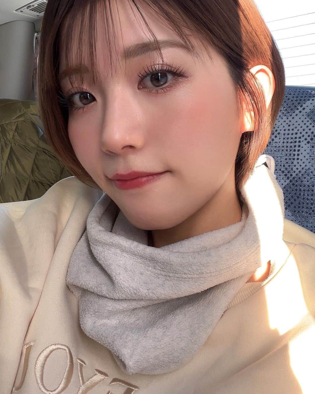 羽柴なつみのインスタグラム：「まつ毛と眉毛だけは 必ず毎月褒められる❤︎  2枚目に私的まつ毛必須アイテム載せてます〜  左からEMAKED(まつげ美容液) 使い始めてから2.3年経ってるかな？ 細く長くって感じで伸びます🌱 色素沈着するので私はアイクリーム必須です◎  LASH FIXER(コーティング剤) マスカラ塗る前にまつ毛の束感作り&下地の為に使ってます！コーティングもしてくれるのでマツパの持ちも良くなる〜こちらもリピしてます〜 @une_fleur_seira で いつも購入させてもらってます🌷  一軍マスカラ達☺︎ ＊Milk Touch ロングタイプ  私はブラックもブラウンもストックしちゃってるくらい お気に入りマスカラ〜ロングタイプなので ボリュームはあんまり出ません。 ＊Kingdom お友達におすすめされて買ってみたらよかったので お仕事の時は割とこの子使ってる、 太さも長さも出るし束感も作れる最強アイテム！」