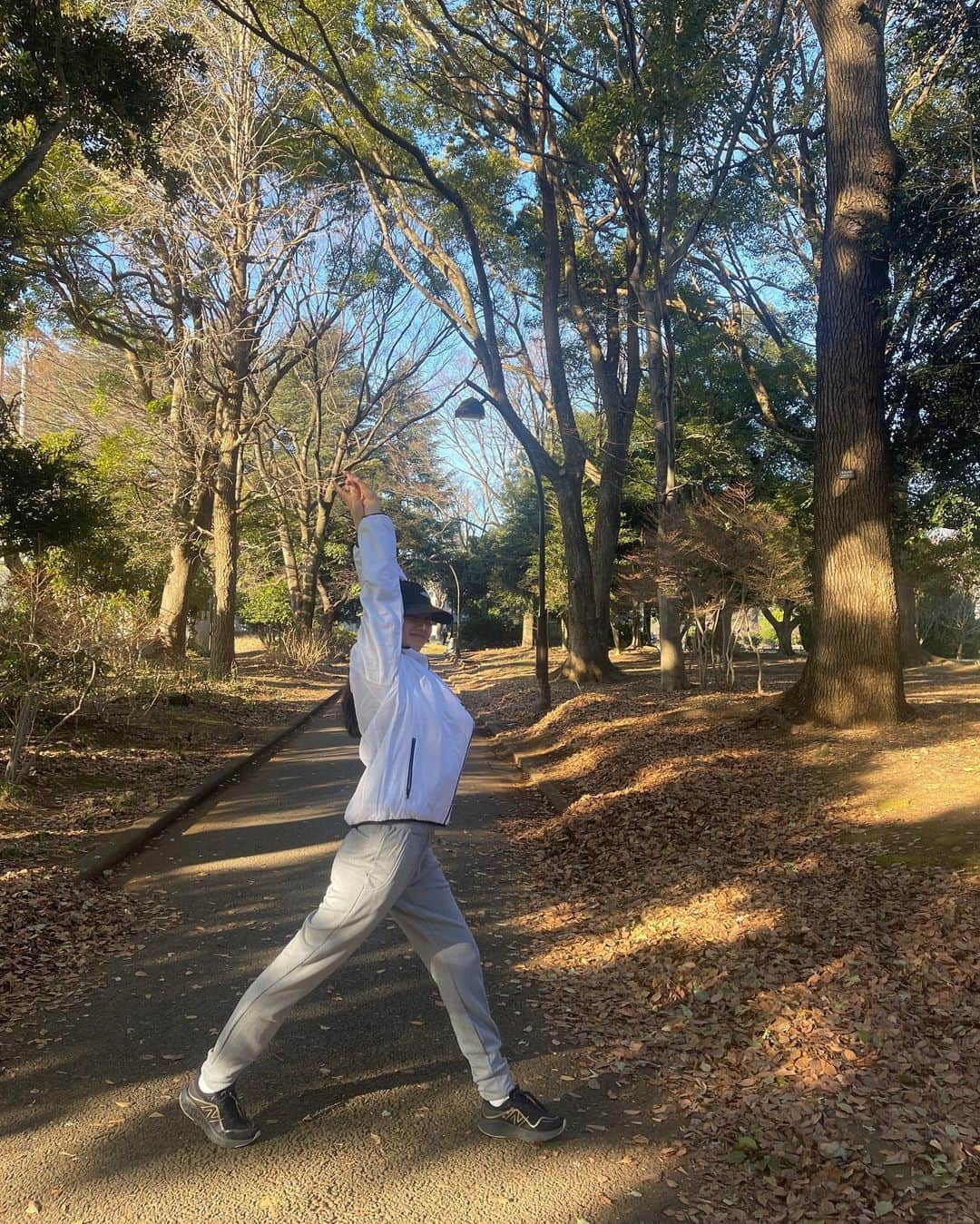 小嶋梨奈のインスタグラム：「あんなに苦手でしかたなかったランニング （というかジョギング）が まさか週3の日課になるなんて〜と、 自分でびっくり。 朝は入念なストレッチから🤸🏼  #ジョギング #朝ラン」